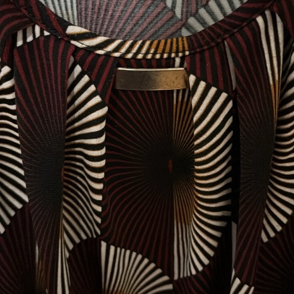 Geometric Patterned Women's Top - Picture 3 of 5